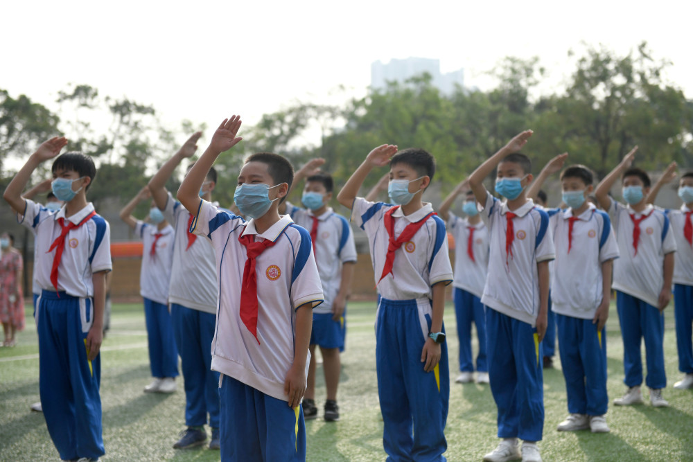 5月11日,广州市荔湾区文伟中学的初一学生在操场举行升旗仪式.