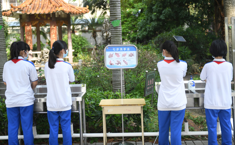 5月11日,广州市荔湾区文伟中学的初一学生在洗手.