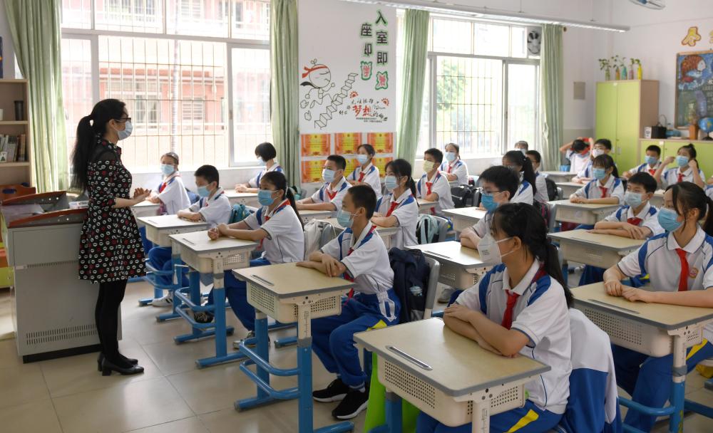5月11日,广州市荔湾区文伟中学的初一学生在上课.
