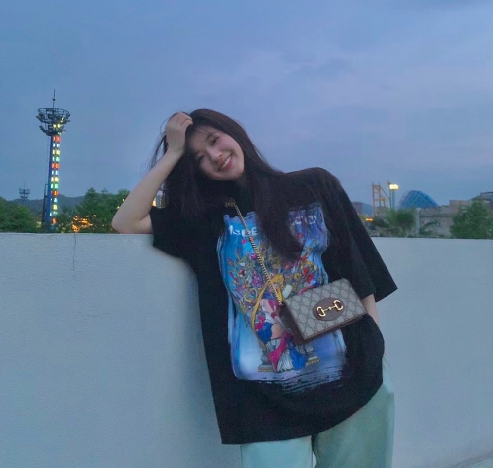 赵露思社交平台晒美照 一身夏日清凉无袖白裙 长发飘飘如下凡仙女