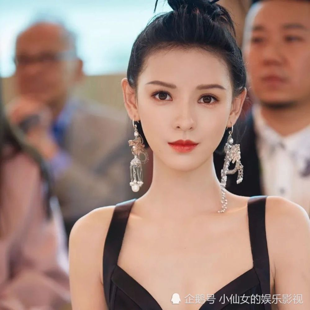 妖娆与端庄并重,一颦一笑,尽显风华绝代