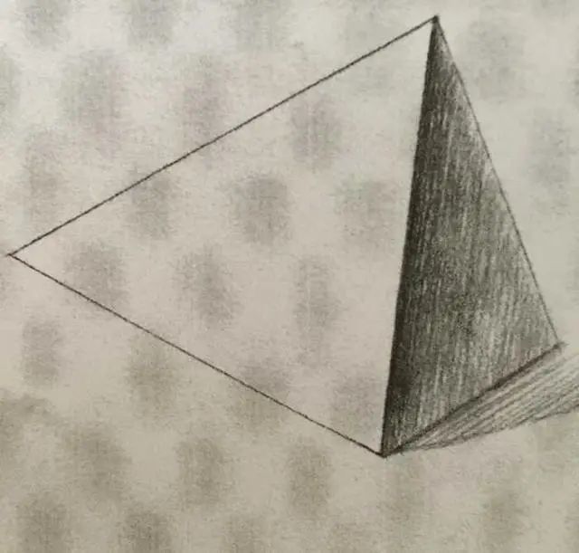 技法提要: 1,三棱锥为四面体,且四个面都是三角形,其形态有坚固,稳定