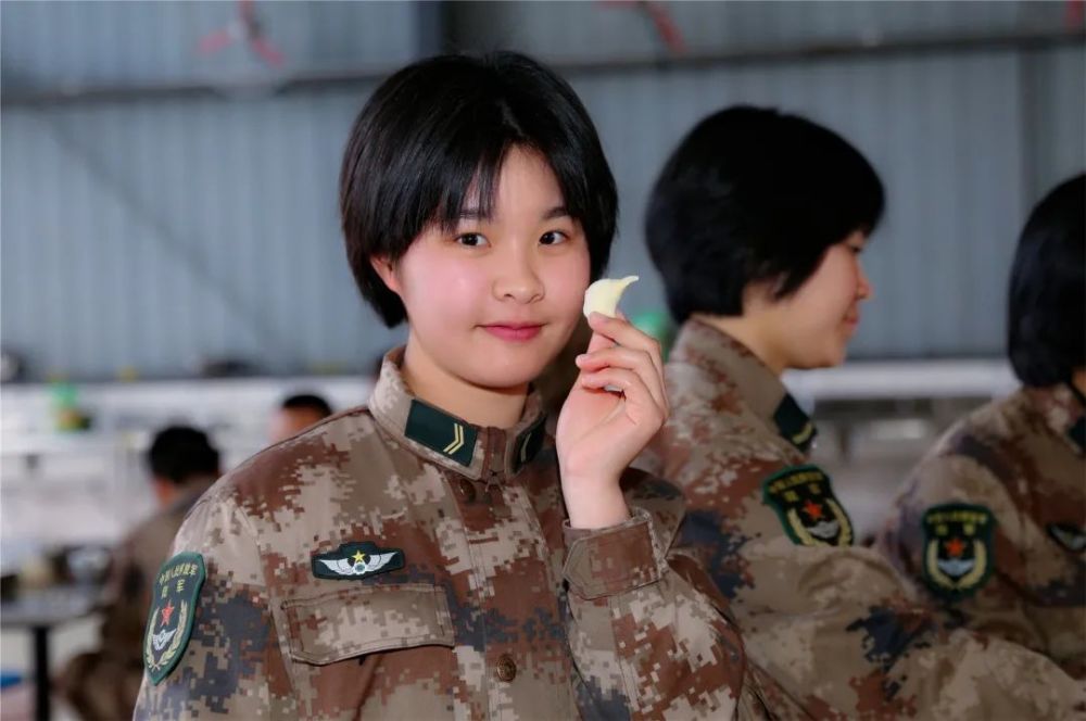 今天 让我们一起跟随镜头 看看军人的几种动人微笑 乐观开朗的女兵们