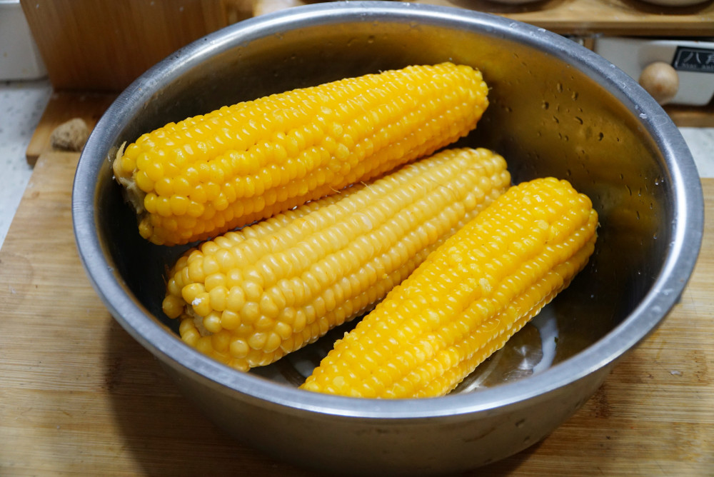 水煮玉米别只用清水,锅里多放3样东西,煮出来的玉米软