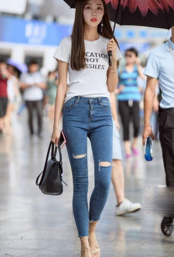 紧身款式的牛仔裤,穿起来整体也会比较清新,体现了女性的独特优雅