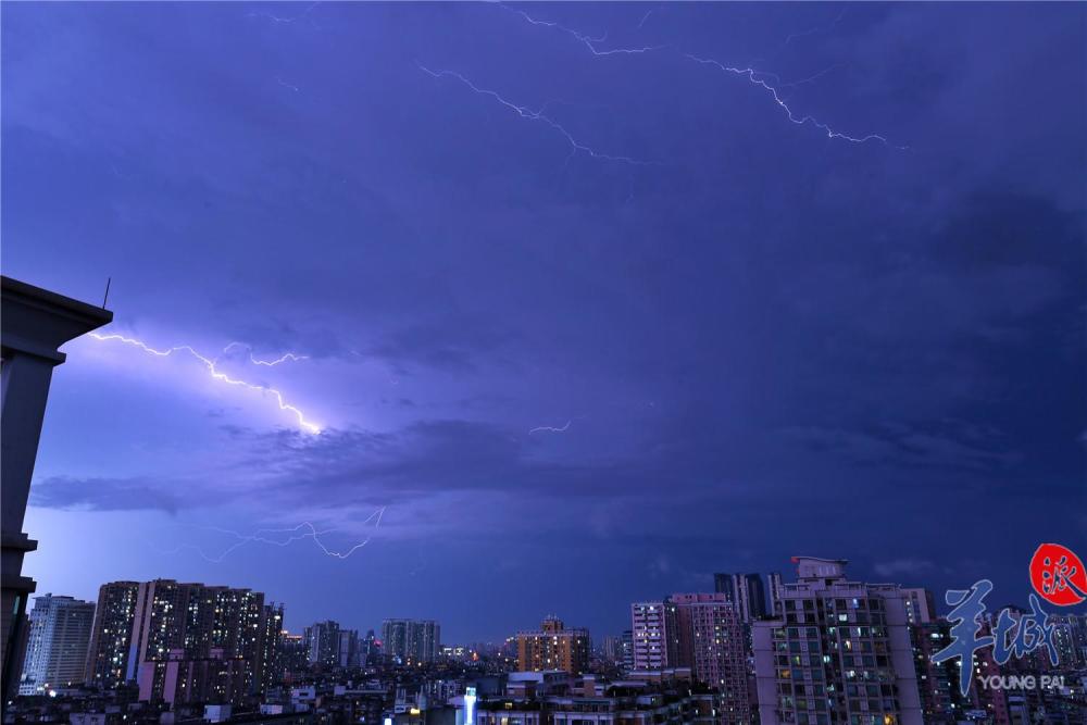 入夜广州雷雨大风,闪电如银蛇舞