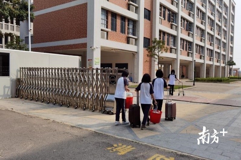 在横沥中学,为迎接学生返校,防止人群聚集,学校根据相关规定,采取错峰