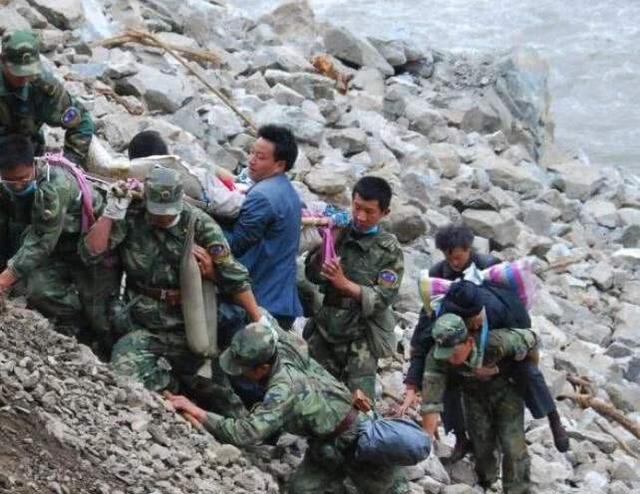 汶川大地震中的感人瞬间:15位军人"自杀式跳伞"开展救援