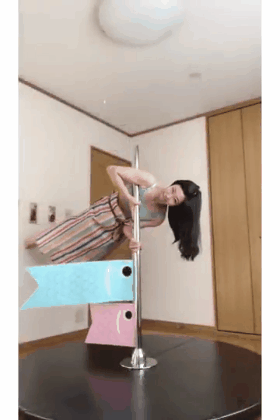 日本钢管舞女郎在家呆久后,解闷的方式也与众不同