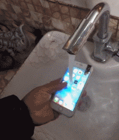 搞笑gif趣图:确认过眼神,这位姑娘想偷拿另一位姑娘的