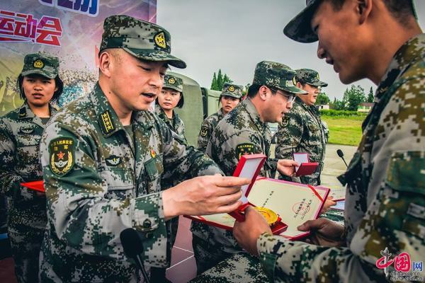 川藏兵站部汽车运输某旅,以群众性练兵比武为目的突出"战味,野味,趣味