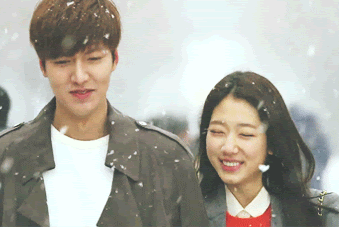 早前《继承者们》里,李敏镐和朴信惠的