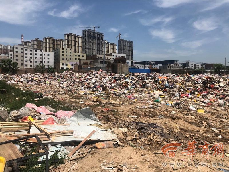 西安雁塔区杜城村背街小巷清扫后仍有垃圾 街办:继续加快清理速度