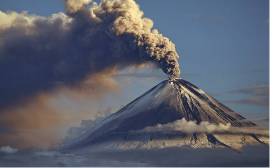 日本樱岛火山喷发 烟柱高达3400米_迪拜高楼3400米图片_高达模型喷完漆能喷消光吗