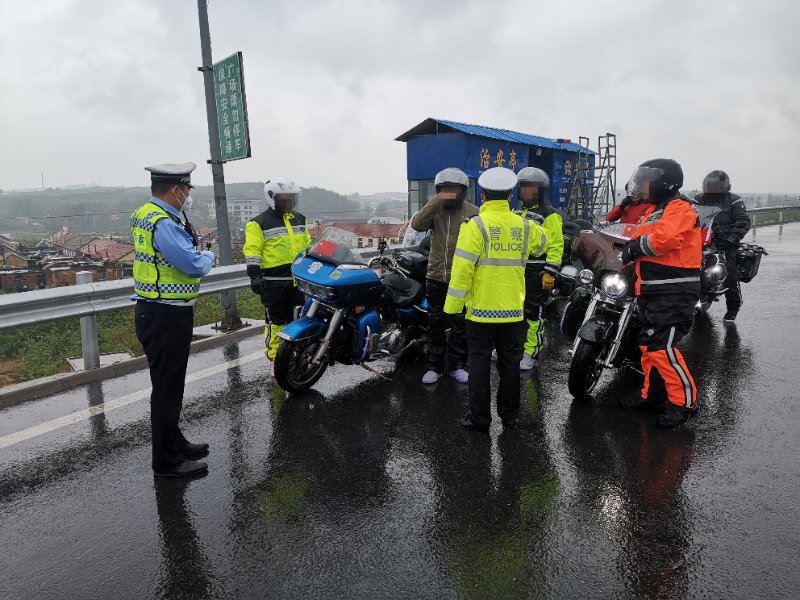 摩托车队雨中疾驶高速,烟台高速交警及时劝离