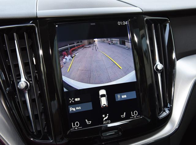 在泊车辅助方面,xc60全系标配前后驻车辅助系统和倒车影像,其中顶配