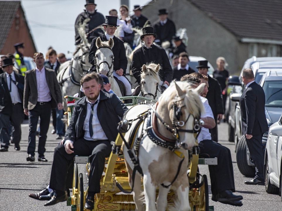 英国十几岁兄弟在美离世,超150人聚集参加葬礼,拥抱握手很拥挤