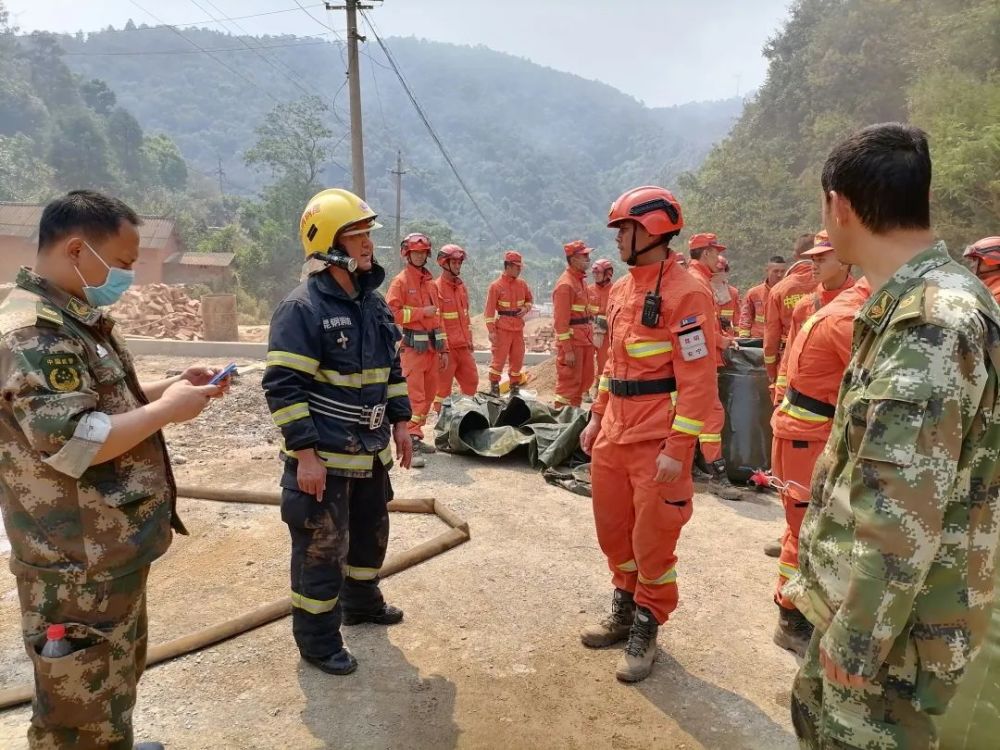 森林消防队伍高效扑救云南昆明安宁,四川凉山2起森林火灾