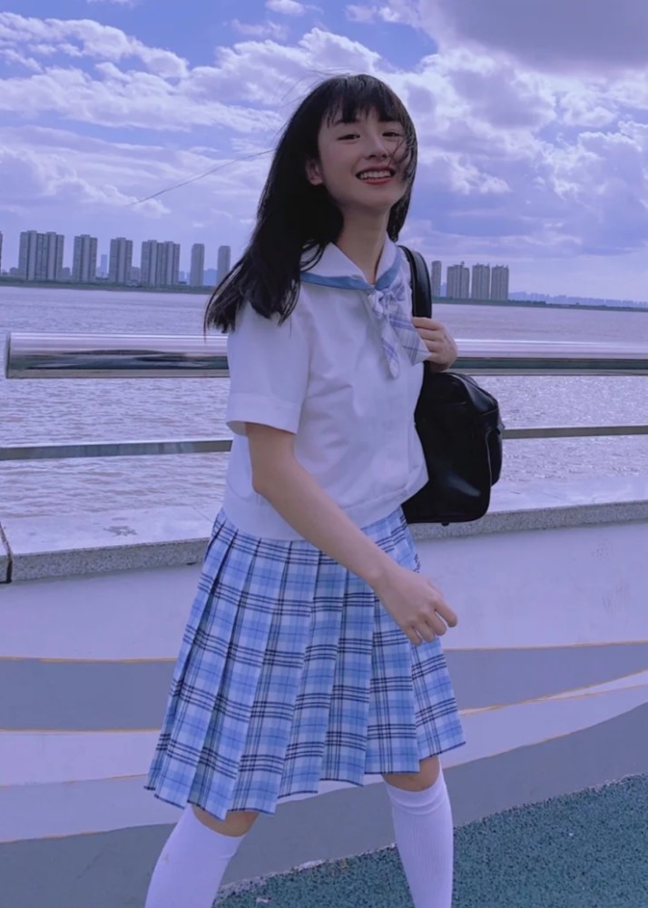怪不得女生总爱穿百褶裙,学会这4种穿搭,确实让人眼前