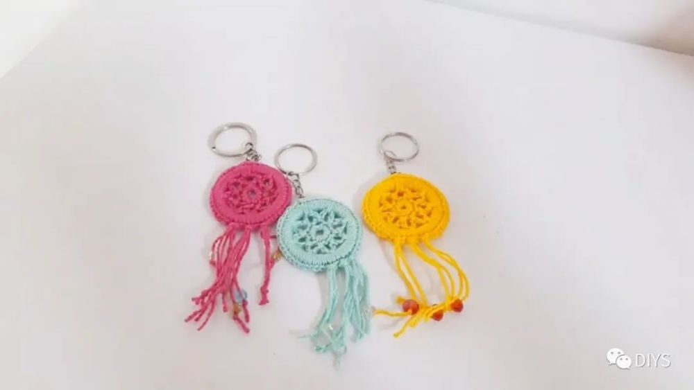 "钩针编织"带你学习如何钩织漂亮的钥匙链挂件!