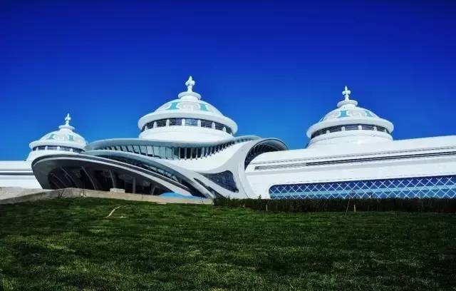 呼和浩特,蒙古语意为"青色的城"