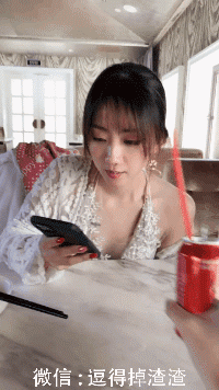 搞笑gif段子:你们美术生破洞裤都是这么用的?