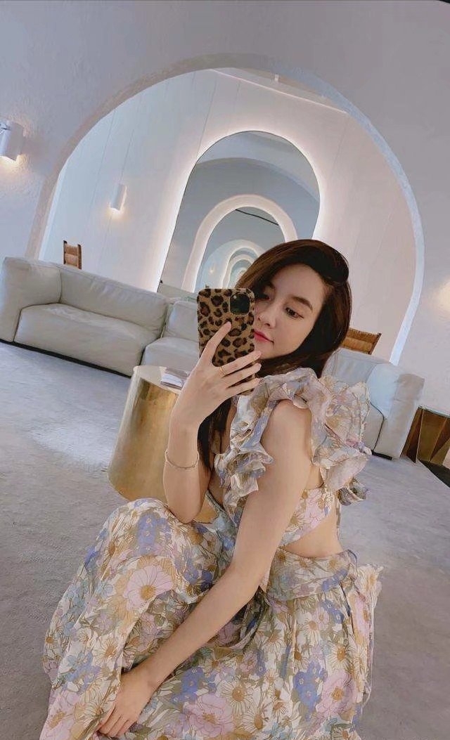 张大奕在成为网红之前她是一名模特,因为长相和身材出众,在模特圈也小