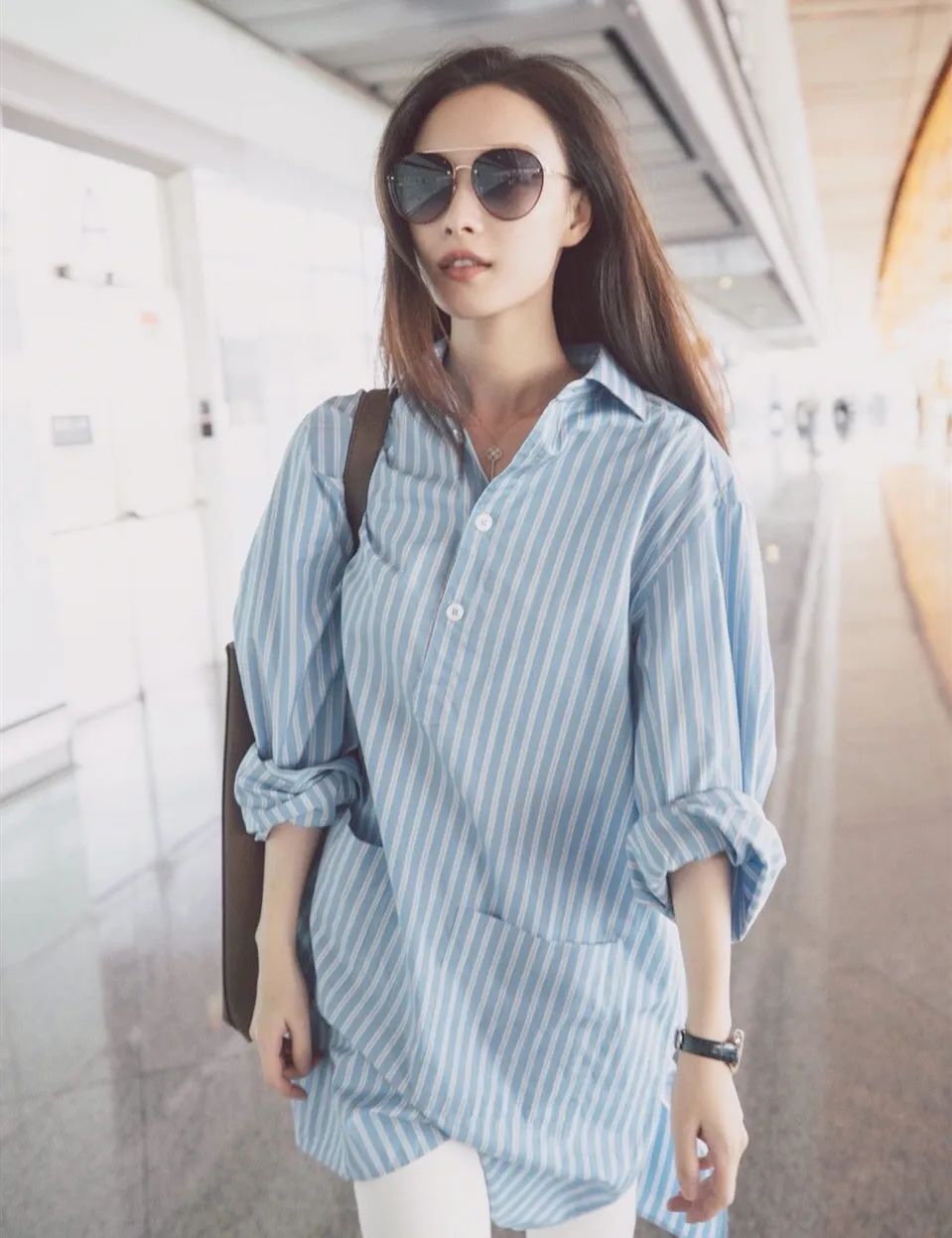 30岁的女人怎么穿衬衫才不呆板?推荐这4款经典衬衫,气质好搭配