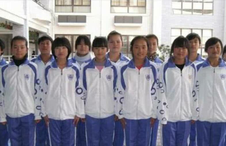 中国校服丑吗?看完这些女学生的校服照片,网友:你们嫌弃就归我