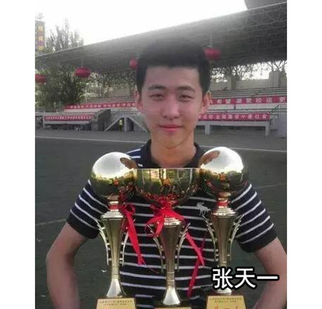 男子网吧玩游戏倒地吐血:扶我起来,快赢了 佩服