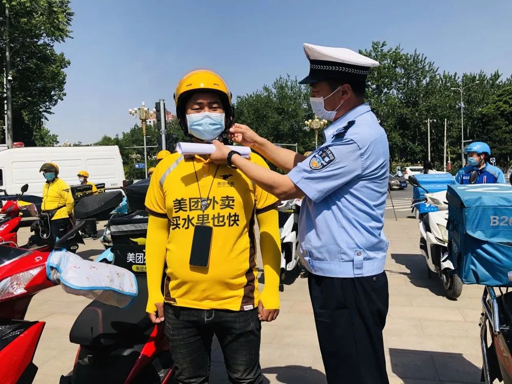 美团外卖完成了全体骑手交通安全承诺书签订, 并联合昌平交警开展了4