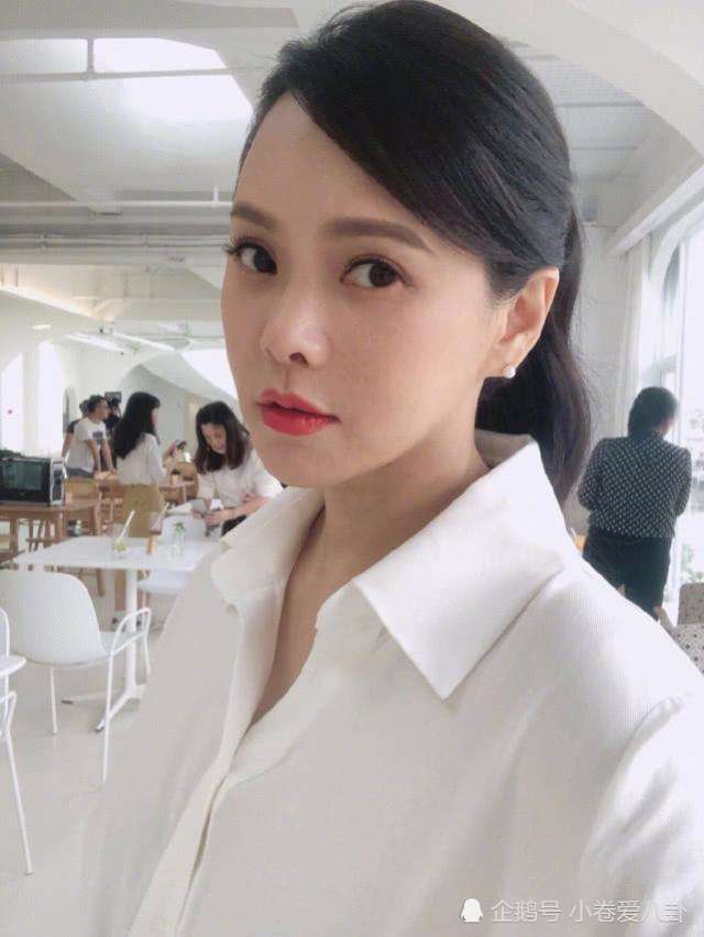 52岁的伊能静,用行动告诉所有人一个真相,全职主妇老娘不当了