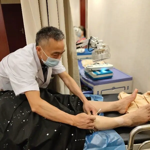 重庆63岁曹女士吹空调面瘫了,重庆奥园医院妙手回春针灸治疗