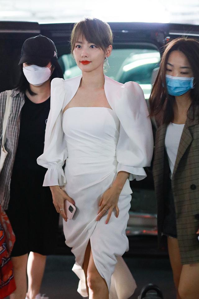 张嘉倪身材真好!穿抹胸裙配"假领子",转身后"蝴蝶背"惊艳了