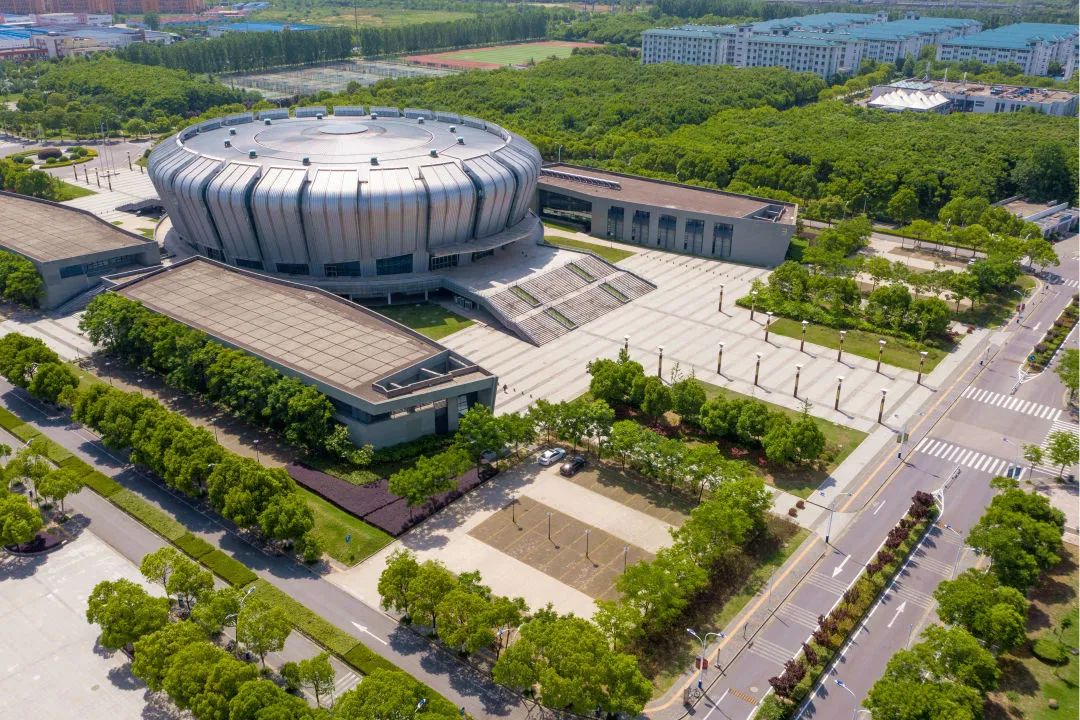 陆续闪过 匆匆的身影 隔着屏幕上课的你们 忙于准备毕业的你们 体育馆