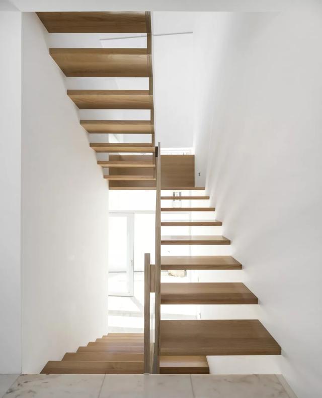 颜值与"实用"和谐共存,楼梯的设计不再抽象