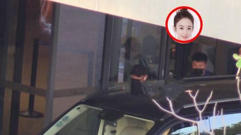 继夫妻俩牵手散步后,赵丽颖探班冯绍峰画面曝光,真是甜蜜的一对