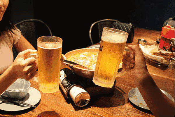日夜美食城的将军啤酒,是整个大陆川特有的酒水之一,将军啤酒秉承德国