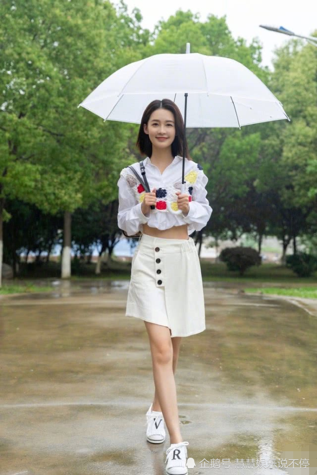 李沁穿夏日露腰衬衫,看清照片:腰围和头围差不多,比赵丽颖的腰还细!