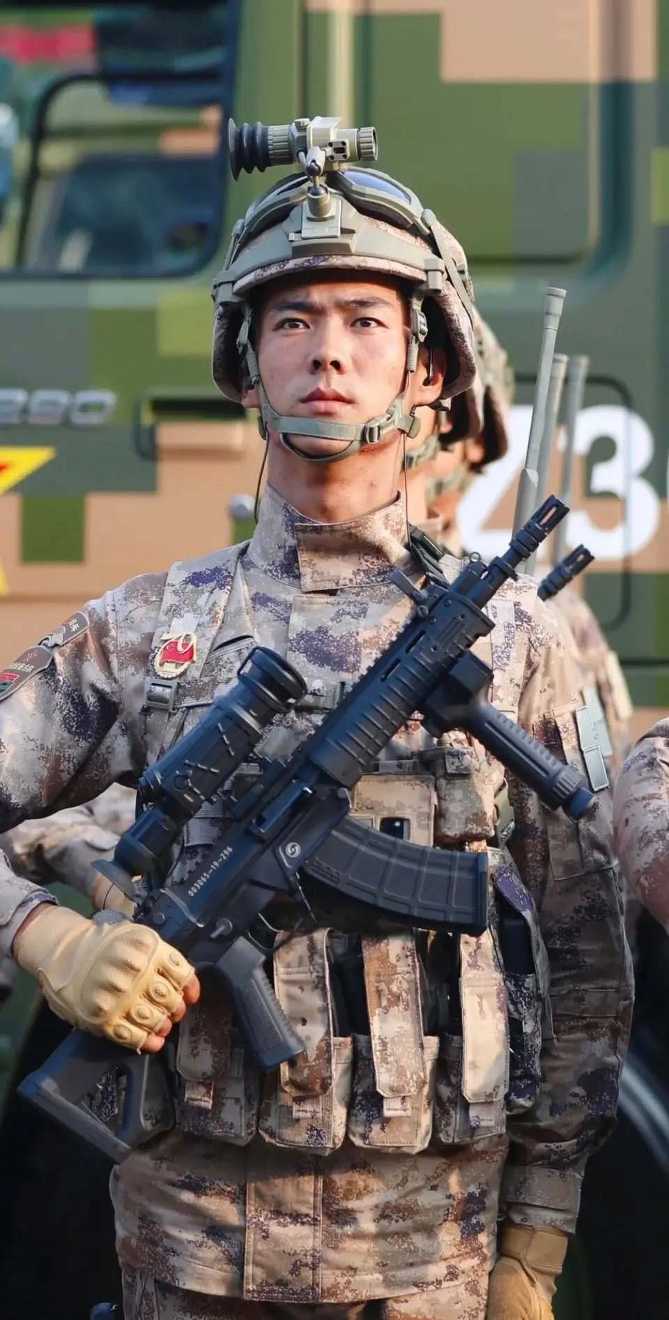 图为2019年国庆阅兵式上,手持新型自动步枪的解放军特种兵.
