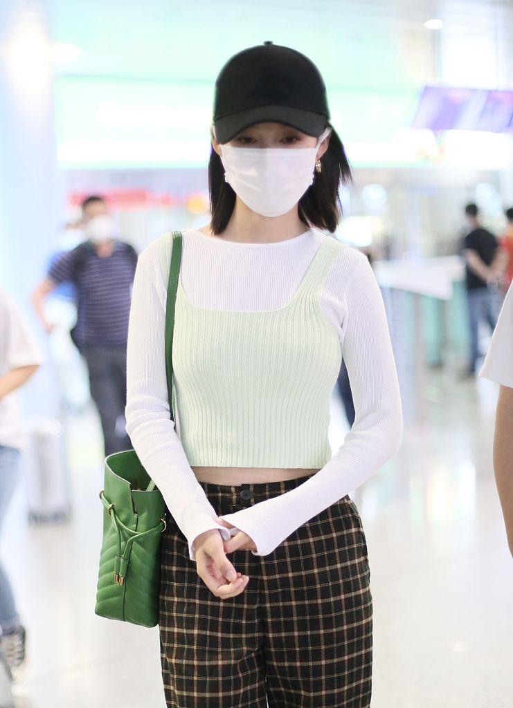 李沁穿露脐装秀曲线 背绿色水桶包化身时尚icon