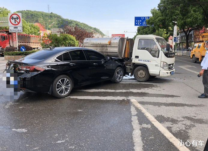 别克君威时速40km/h撞上垃圾车,车友:美系车果然不一般