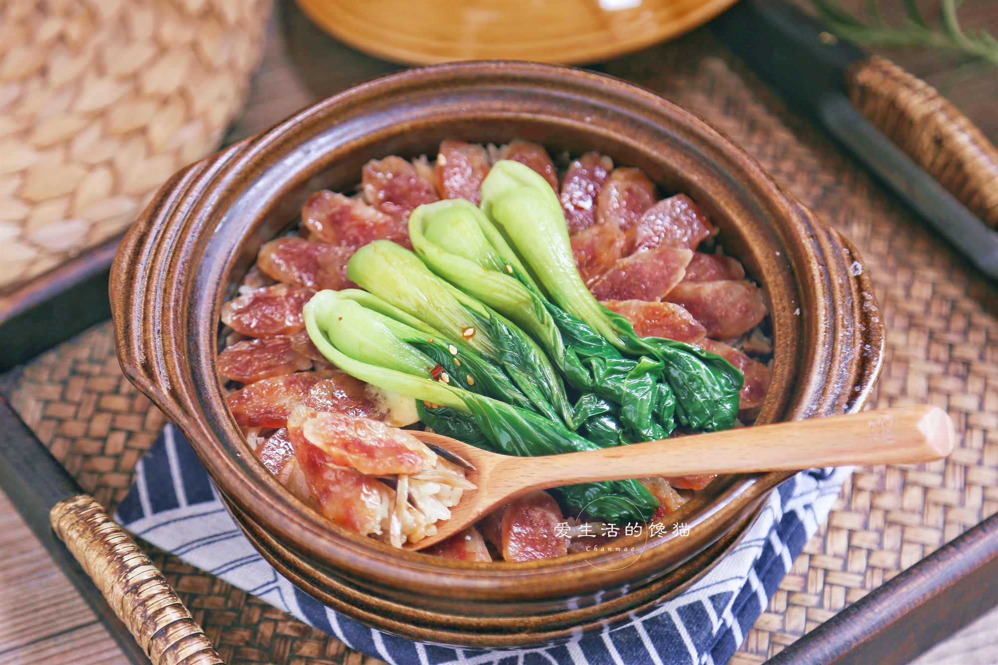 正宗腊味煲仔饭做法,20分钟饭菜一起上,网友:分餐合理