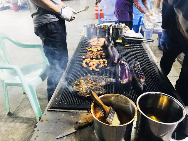 云南琳琅满目的烧烤小吃 是晚上最热闹和靓丽的风景