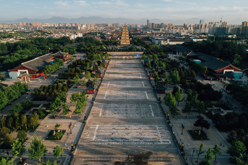 曾经是西安的一片荒地,如今是亚洲最大的水景广场,建成已17年