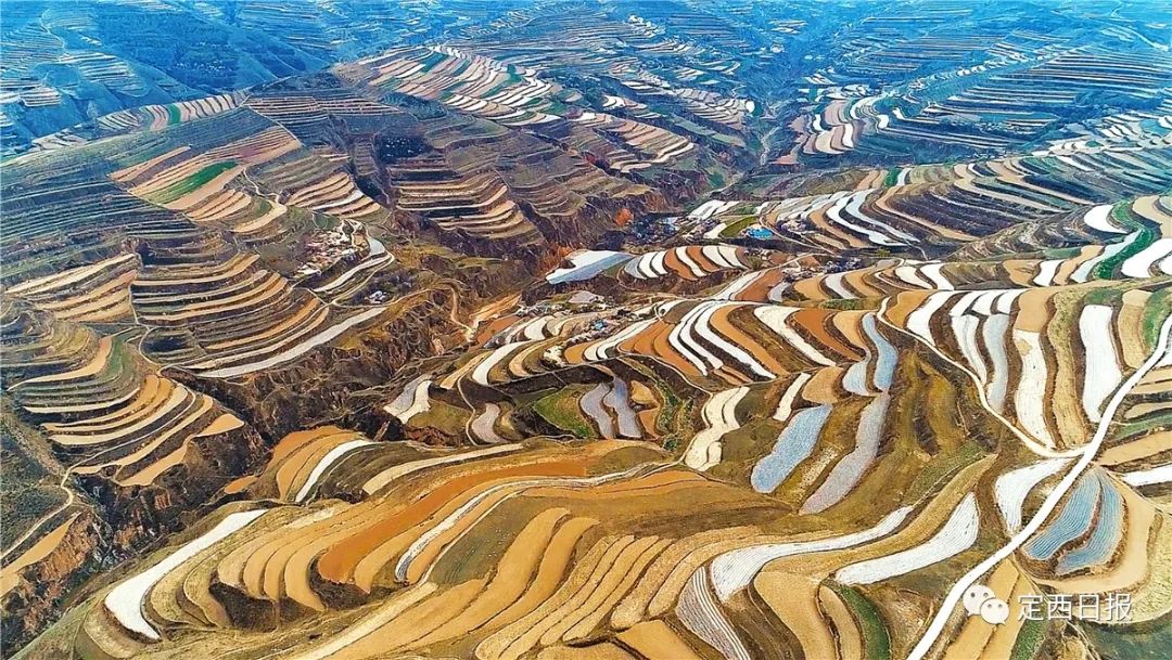 随处可见层层叠叠的黄土高原旱作梯田风光 在阳光照射下 塑料地膜与