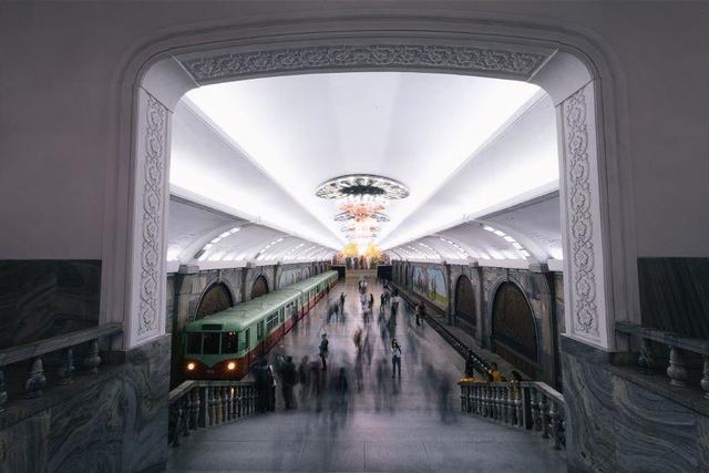 朝鲜真没想象得落后 百米深地铁都有!