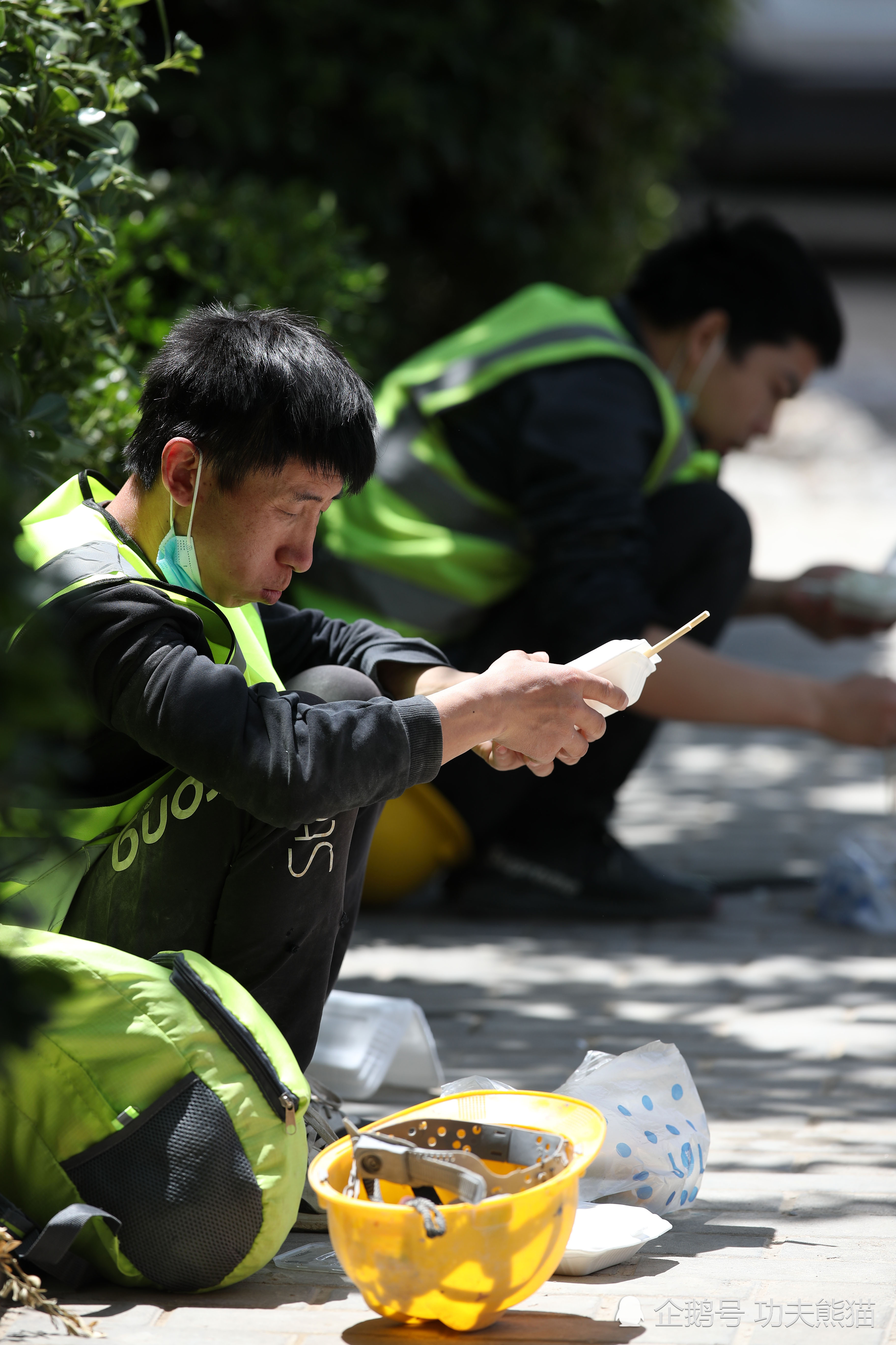 坐路边吃饭歇息 疫情下的民工生活不易