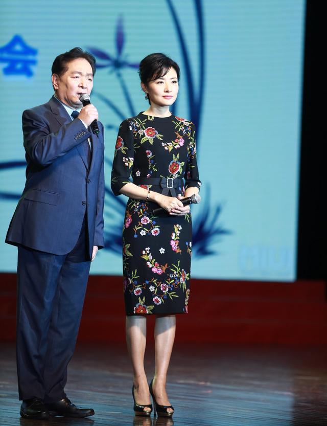 周涛优雅感无敌了!穿印花连衣裙配盘发,学她穿搭精致端庄也不难