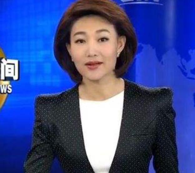 43岁央视名嘴李梓萌,戴假发主持13年仍单身,如今直播让人想娶